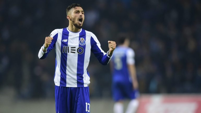 Alex Telles fez a assistência para os três golos com que o FC Porto venceu o Sp. Braga