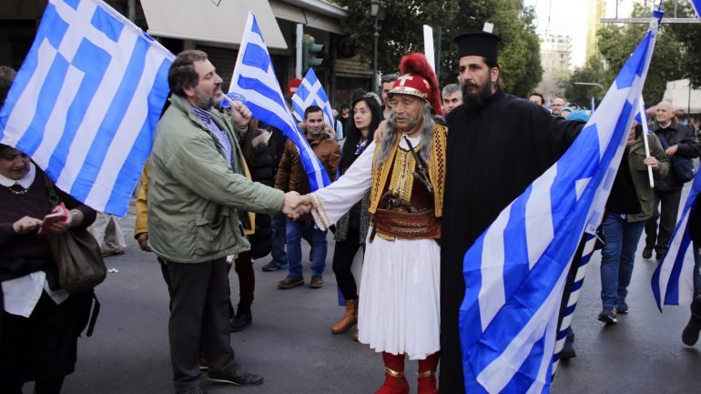 Os manifestantes saíram à rua com bandeiras gregas e com cartazes