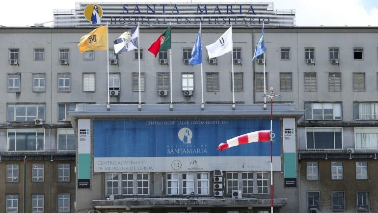 O homem de 39 anos está em isolamento no Hospital de Santa Maria