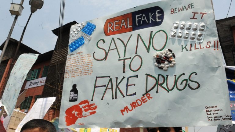 Protesto na Índia, em 2013, contra o fornecimento de medicamentos não aprovados nos hospitais