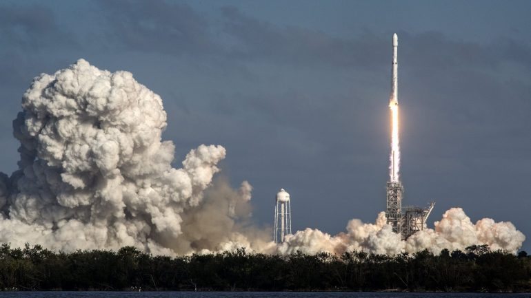A Space X realizou esta terça-feira o primeiro teste do Falcon Heavy pondo em direção a Marte