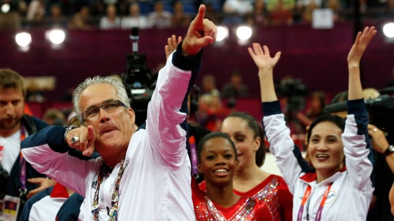 John Geddert, de 60 anos, aqui a festejar o título olímpico da equipa americana de ginástica nos Jogos de 2012