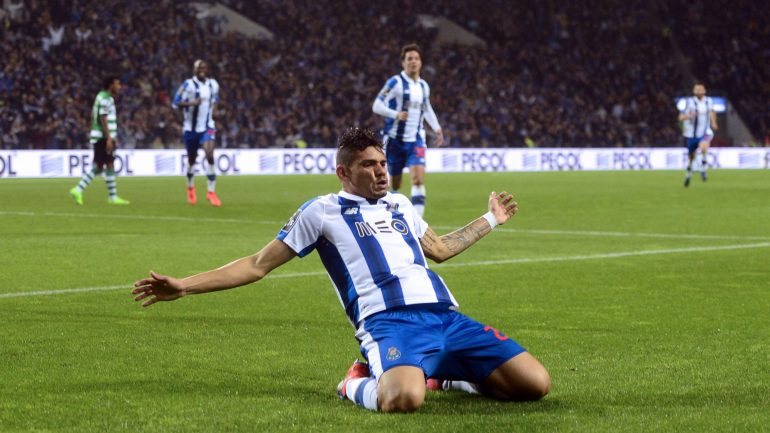 Soares estreou-se pelo FC Porto num clássico com o Sporting no Dragão onde marcou os dois golos da vitória