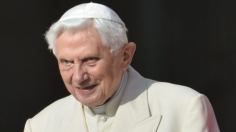 A 13 de março, o Papa Bento XVI foi substituído pelo Papa Francisco