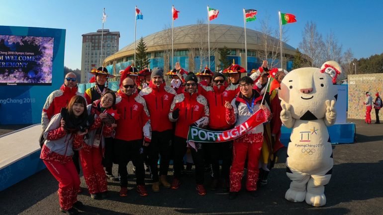 Comitiva nacional na Aldeia Olímpica de PyeongChang, onde já está hasteada a bandeira portuguesa