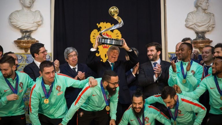 O Presidente da República recebeu a seleção de futsal no Palácio de Belém e não resistiu a pegar no troféu
