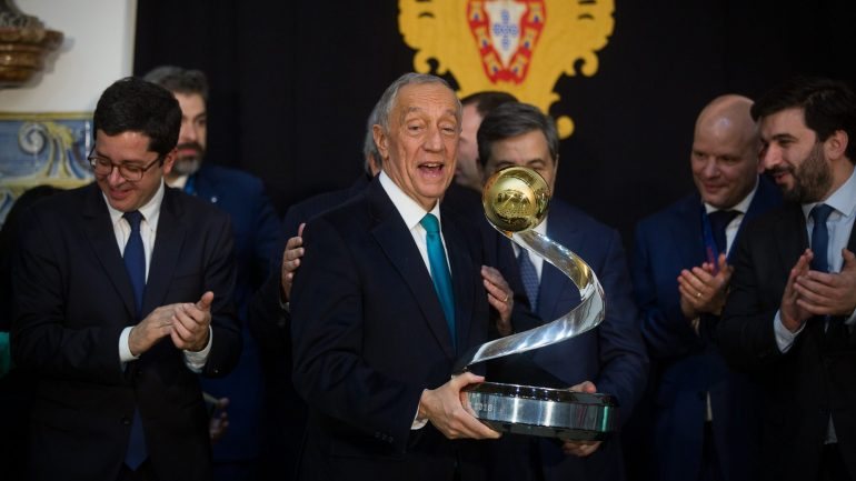 Marcelo, acompanhado do Presidente da Assembleia da República e do ministro da Educação, recebeu este domingo a seleção de futsal no Palácio de Belém
