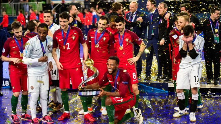 André Sousa, à direita, nem parece acreditar mas o sonho tornou-se realidade: a taça de campeão europeu veio para Portugal