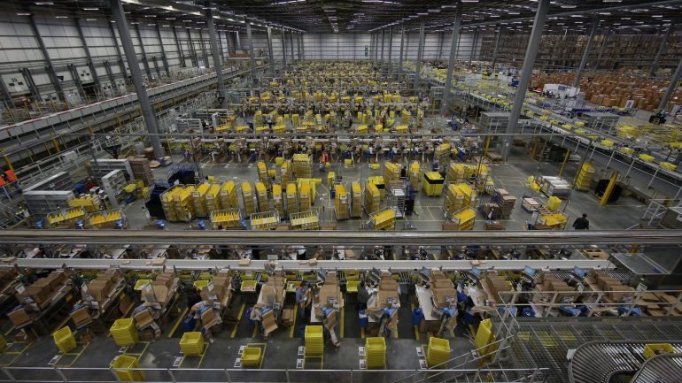 Amazon, multinacional norte-americana de comércio eletrónico.