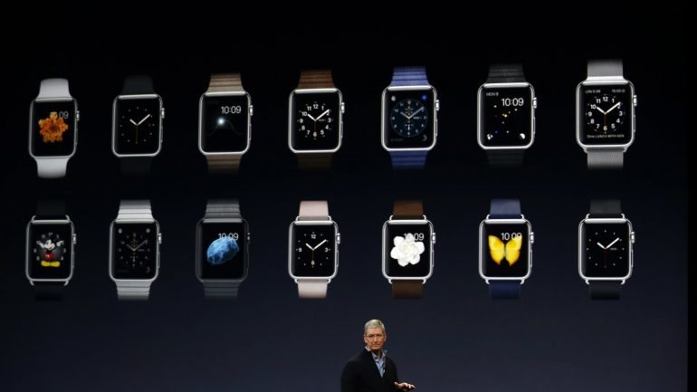 O primeiro Apple Watch foi lançado em 2015. O dispositivo conecta-se ao iPhone e permite ver no pulso notificações e aceder a controlos do telemóvel.