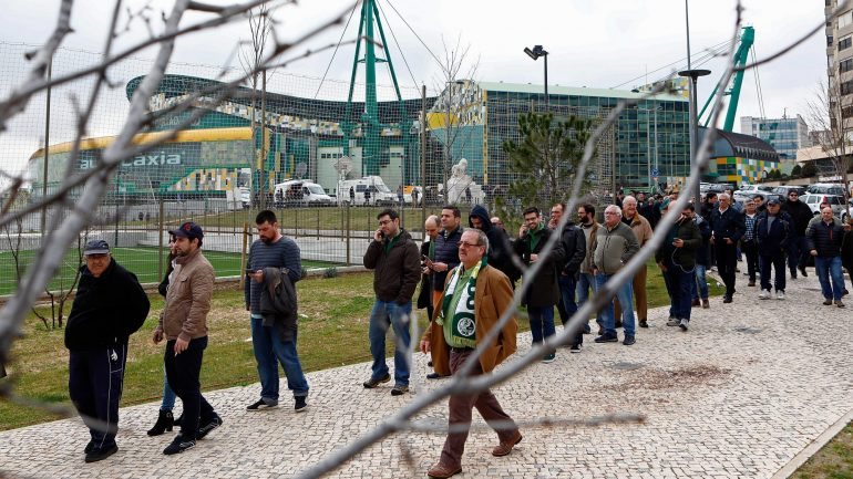 Zona de credenciação já tinha filas com centenas de pessoas duas horas antes do início da AG do Sporting