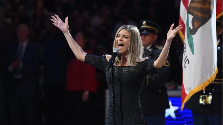 Fergie cantou o hino nacional antes do início do NBA All-Star Game