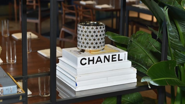 A Chanel tem mais de 100 anos, tendo sido fundada em 1909