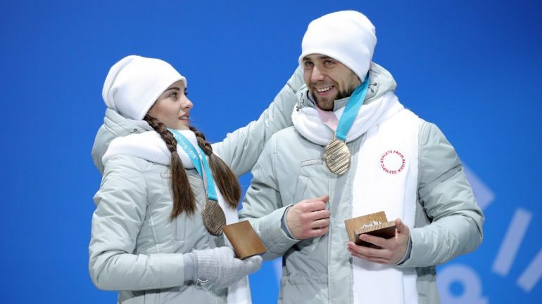 Anastasia Bryzgalova teve uma aparatosa queda no jogo do terceiro e quarto lugares mas ganhou o bronze com o marido