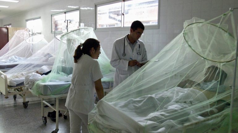 Doentes infetados com dengue num hospital do Paraguai, em 2007. A rede evita a picada dos insetos que são os transmissores do vírus