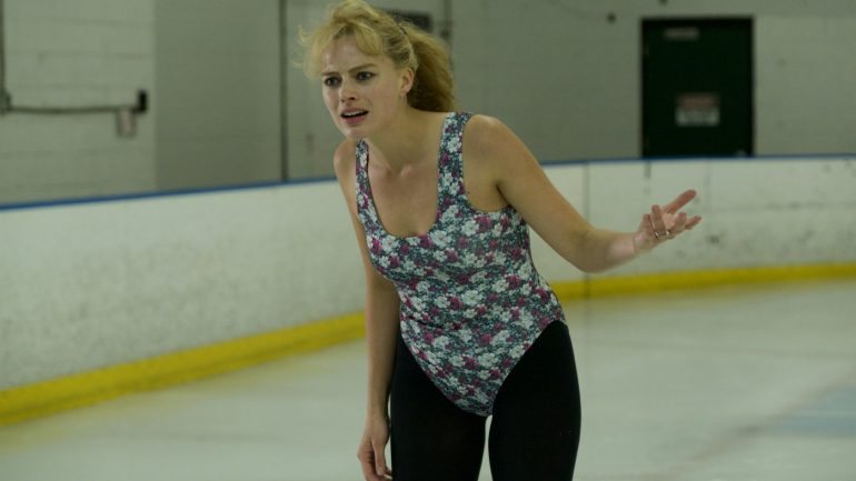 Margot Robbie personifica a controversa patinadora artística Tonya Harding em &quot;Eu, Tonya&quot;, e também produz o filme