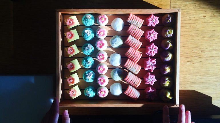 Uma das caixas de wagashis, os doces japoneses feitos com feijoca