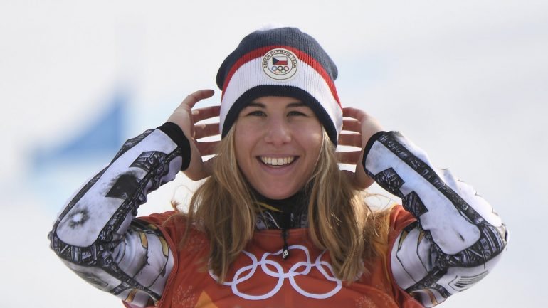 Ester Ledecka foi apanhada a celebrar o ouro olímpico no esqui de forma pouco usual: num restaurante de fast food