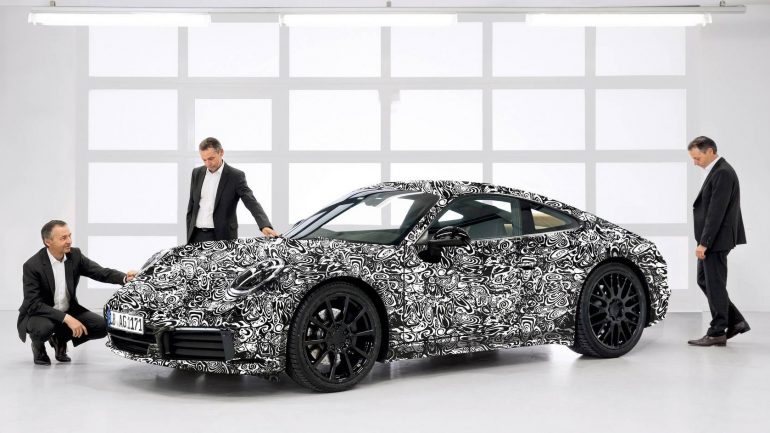 A Porsche tem o novo 911 pronto. Nunca será 100% eléctrico, mas vai oferecer uma versão híbrida plug-in