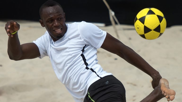 Na praia ou nos relvados, Usain Bolt não perde a oportunidade de mostrar habilidade com a bola nos pés