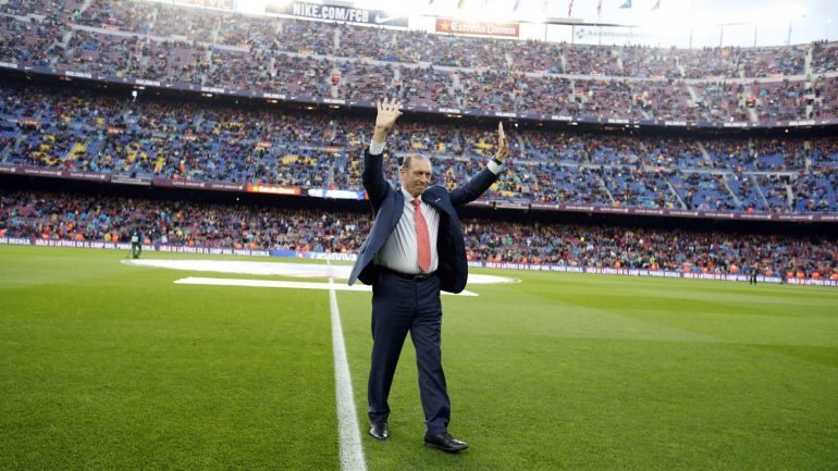Quini numa das muitas homenagens de que foi alvo em Camp Nou, onde representou o Barcelona entre 1980 e 1984