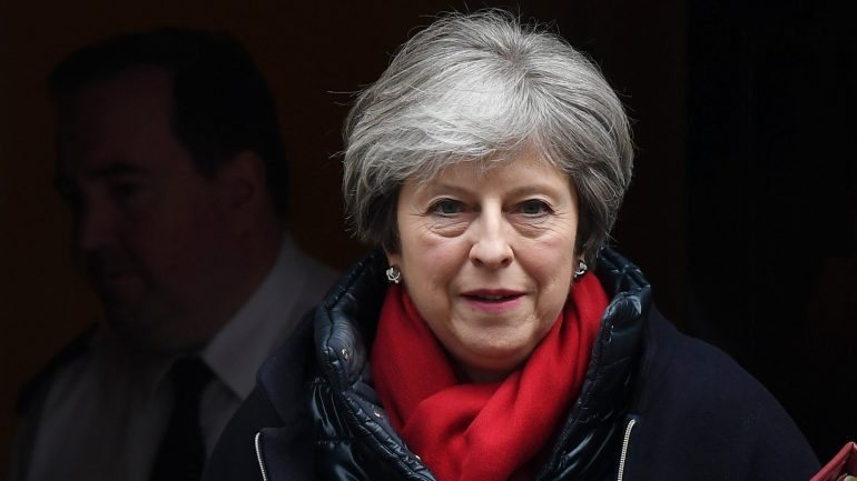 A primeira-ministra britânica tem na indefinição da Irlanda do Norte uma dor de cabeça