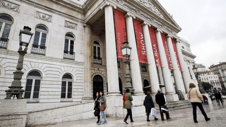 Atores, encenadores e outros profissionais do teatro vão manifestar-se em frente ao Teatro D. Maria II, em Lisboa, na sexta-feira
