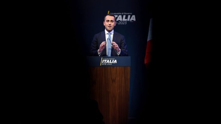 O Movimento 5 Estrelas, liderado por Luigi Di Maio, é o vencedor das eleições, embora tenha ficado aquém da maioria absoluta