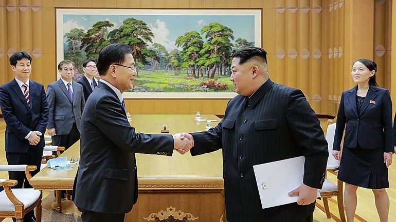 O diretor da Agência Nacional de Segurança da Coreia do Sul, Chung Eui-yong (à esquerda), cumprimenta o Presidente da Coreia do Norte, Kim Jong-un