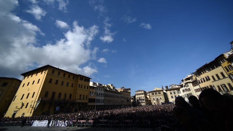 Mais de oito mil pessoas marcaram presença em frente à Basílica de Santa Cruz para o funeral de Davide Astori