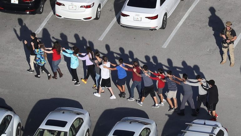 O tiroteio aconteceu na Escola Secundária de Stoneman Douglas, em Parkland, na Flórida