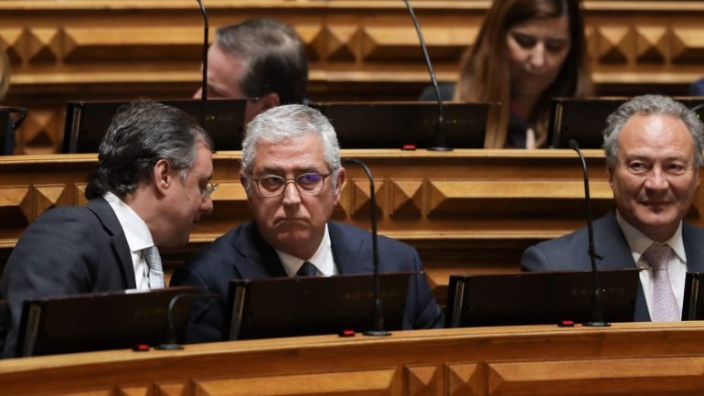 Fernando Negrão, ao centro, no plenário do Parlamento ao lado de Feliciano Barreiras Duarte (à esquerda)