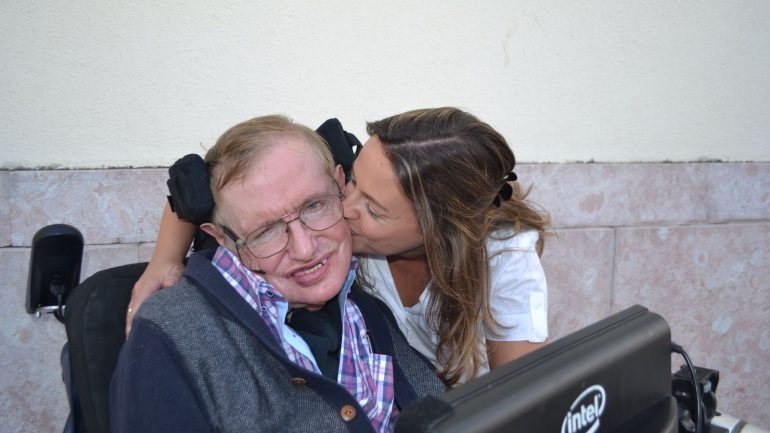 Sónia Guerreiro com Stephen Hawking em 2015, um ano depois de ter ajudado o físico na sua visita a Lisboa