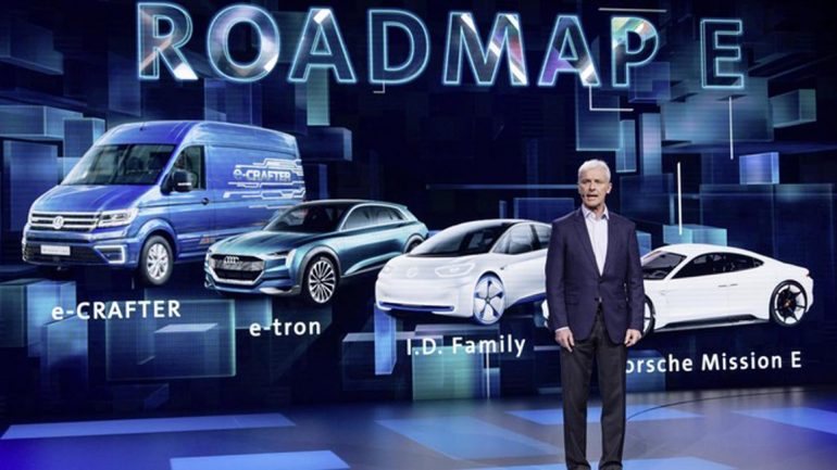 Matthias Müller anunciou 3 milhões de automóveis eléctricos em 2025, para os quais o Grupo Volkswagen contratou com fornecedores 50 mil milhões de euros em baterias.  Vão ser 80 os modelos em 2025, entre eléctricos e electrificados, para em 2030 serem 300 os veículos com versões amigas do ambiente