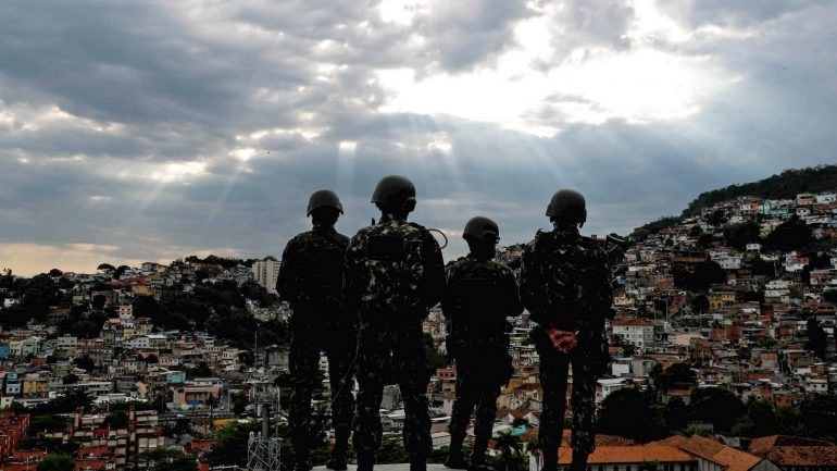 No Rio de Janeiro há uma taxa de 40 mortes violentas por 100 mil habitantes.