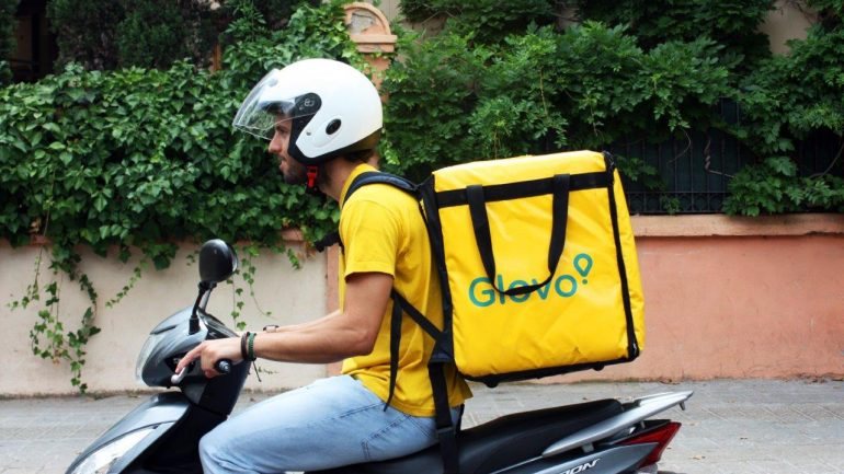 A Glovo é uma startup fundada em 2015, em Barcelona, que entrega comida e funciona como um serviço de estafeta para quase tudo, de medicamentos a sapatos.