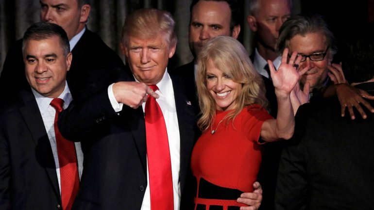 Donald Trump e Kellyanne Conway durante a campanha de 2016. Agora, uma lei criada pelo marido dela pode causar-lhes problemas