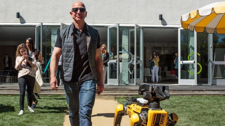 Jeff Bezos é, atualmente, a pessoa mais rica do mundo. É o fundador e presidente executivo da Amazon.