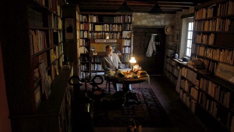 A antiga biblioteca de Alberto Manguel, composta por cerca de 35 mil livros, ficava instalada num antigo presbitério no Vale do Loire, em França