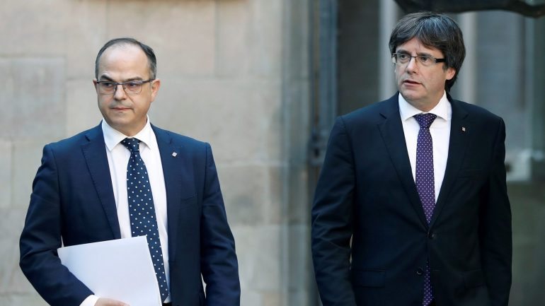 Jordi Turull (à esquerda) é separatista conservador e foi porta-voz do governo de Carles Puigdemont