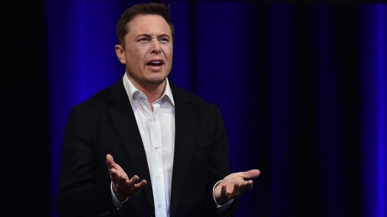 Elon Musk é o criador do Paypal, fundador da Space X e da Tesla.