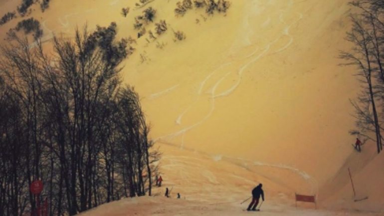 Não é todos os dias que se faz esqui em neve cor de laranja (Imagem de Instagram)