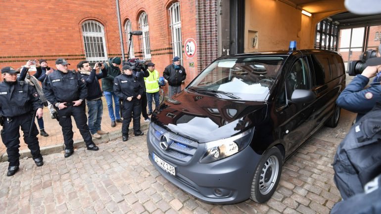O momento em que a carrinha que transporta Carles Puigdemont sai da prisão de Neumünster para o Tribunal Administrativo de Schleswig-Holstein