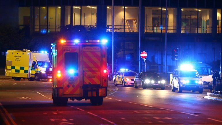Ambulância junto à Arena de Manchester no dia do ataque
