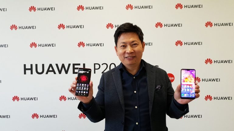 Richard Yu, presidente executivo da Huawei, mostra os novos Huawei P20 Pro e Mate RS.