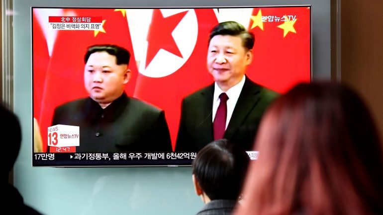 Sul-coreanos acompanham a visita de Kim Jong-un à China pela televisão