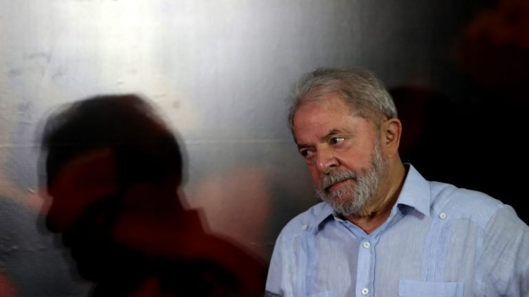 O ex-presidente brasileiro seguia no único autocarro que não foi atingido