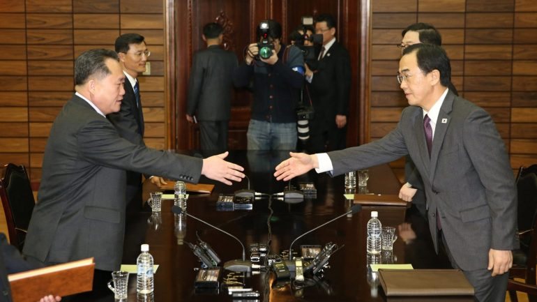 Ministro sul-coreano da Unificação Cho Myoung-gyon encontrou-se esta quinta-feira com o homólogo norte-coreano, Ri Son Gwon, na cidade de Panmunjeom para acertarem a data do encontro oficial entre as duas Coreias