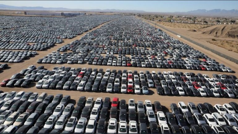 Há milhares de carros do grupo Volkswagen (dono da Seat e Audi, por exemplo) na região do deserto de Mojave junto a Victorville, Califórnia