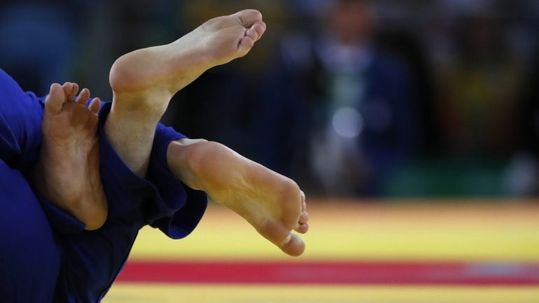 Os judocas Catarina Costa (-48 kg) e Sergiu Oleinic (-66 kg) foram eliminados na primeira fase